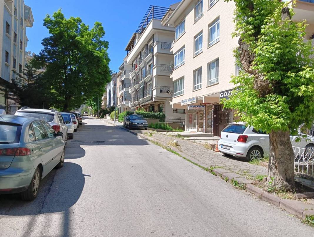 Onlarca aracın lastiğini fütursuzca kesip yoluna devam etti! O ilçede lastikçiler fazla mesai yaptı 13